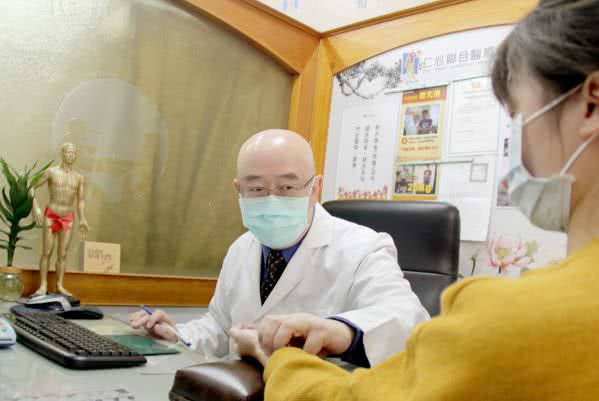 台中沙鹿仁人堂中醫診所醫師診治照片