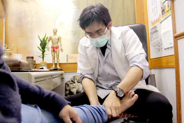 台中沙鹿仁人堂中醫診所醫師診治照片