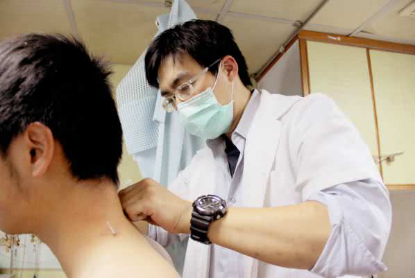 台中沙鹿仁人堂中醫診所醫師診治照片
