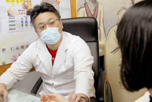 台中东势仁佑堂中医诊所医师诊治照片