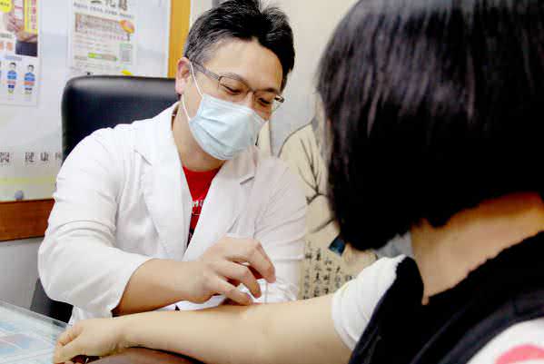 台中东势仁佑堂中医诊所医师诊治照片