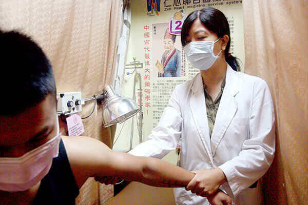 新北三重仁安堂中医诊所医师诊治照片